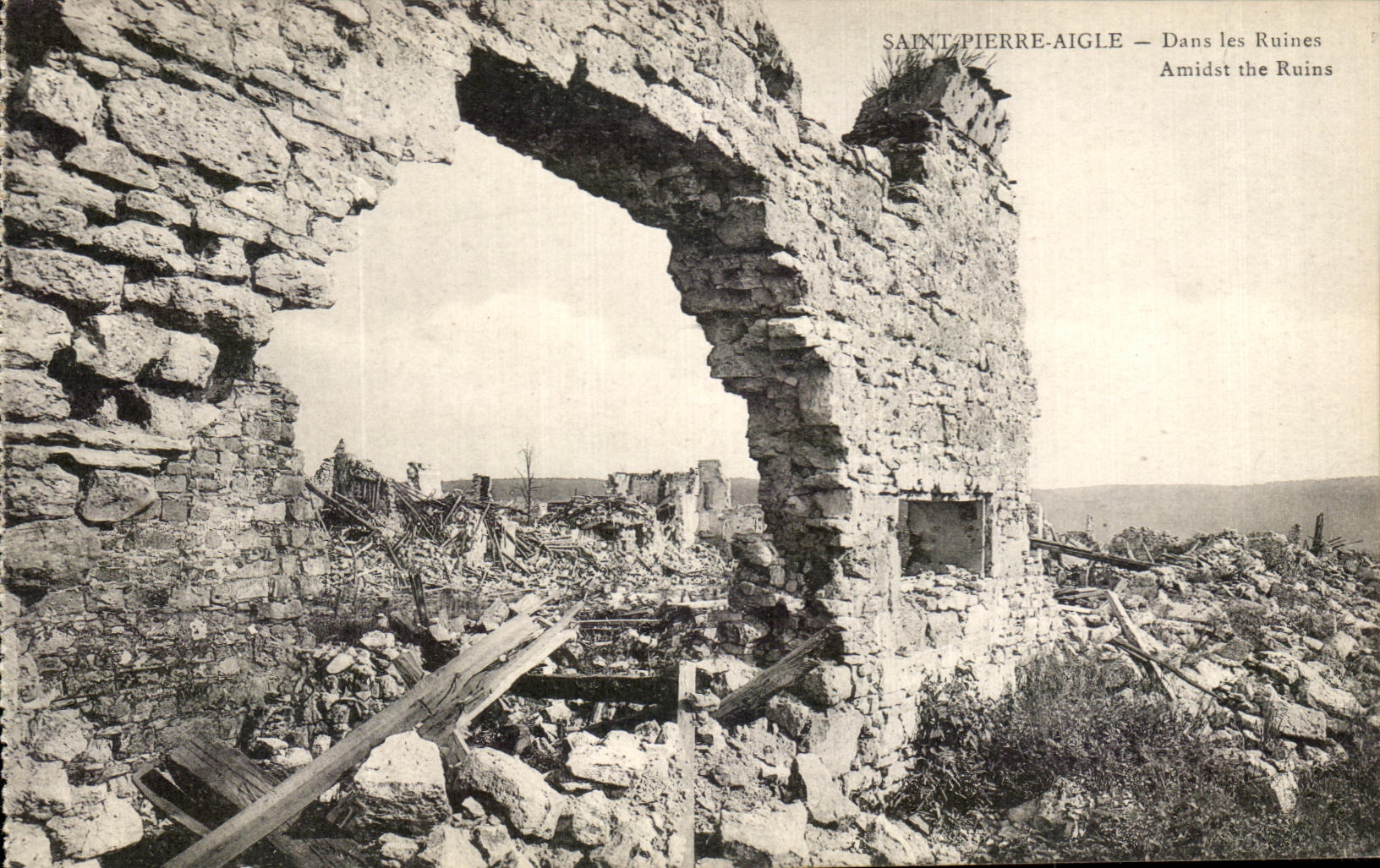 CPA Saint Pierre Aigle Dans les Ruines Militaria