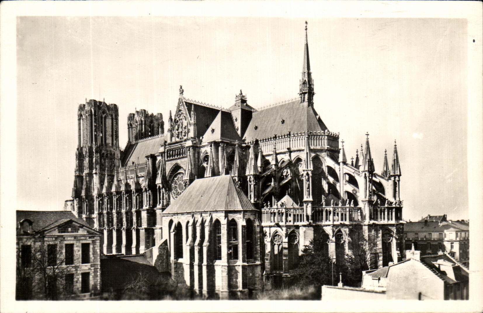 CPA La Cathedrale De Reims reconstruite Cote Sud et Abside