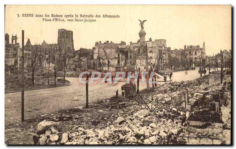 CPA Reims Dans les Rulnes apres la Retraite des Allemands Place d'Erlon Vers Saint Jacques Militaria 
