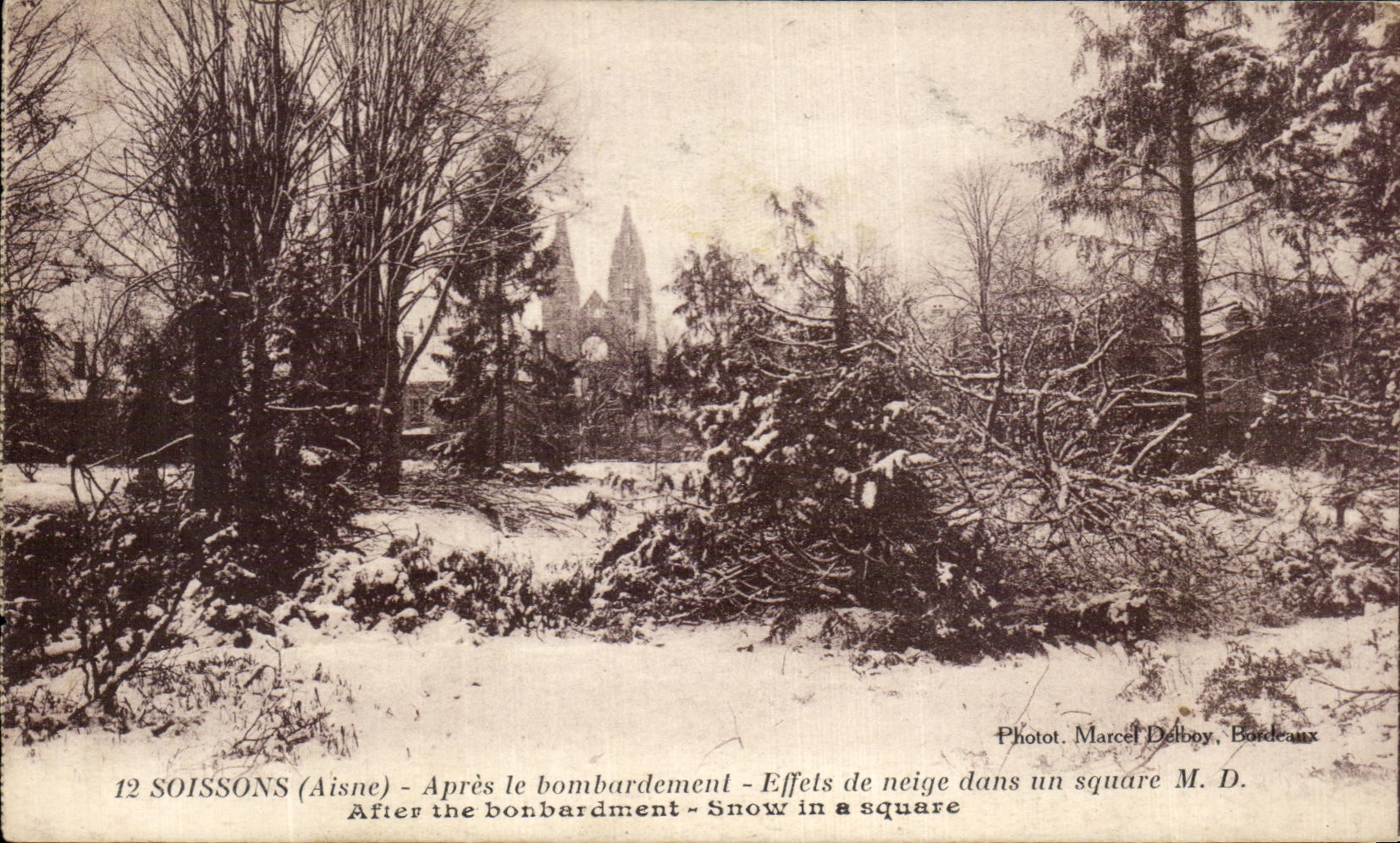 CPA Soissons Apres le Bombardement Effets de neige dans un Square