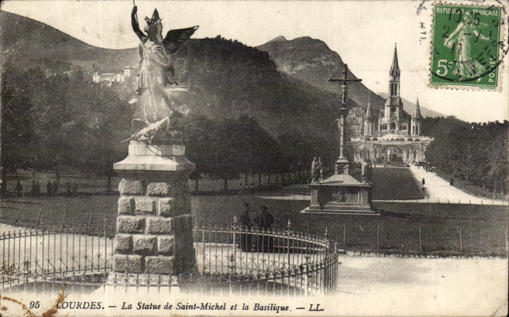 CPA Lourdes La Statue de Saint Michel et La Basilique