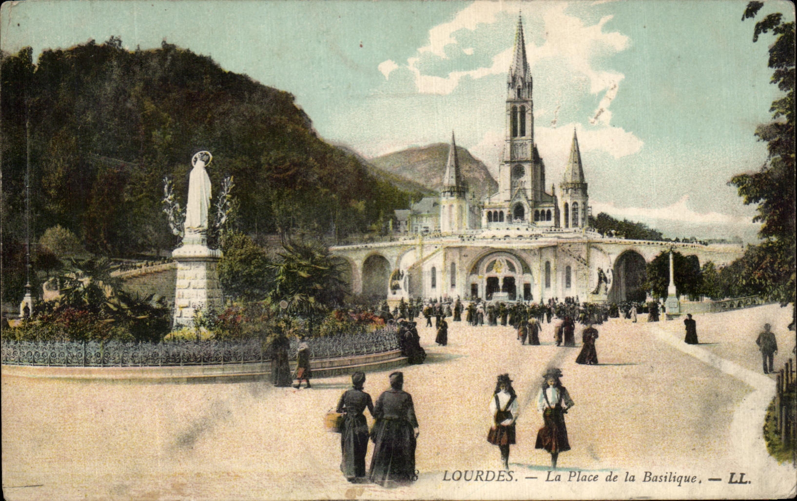 CPA Lourdes La Place de la Basilique