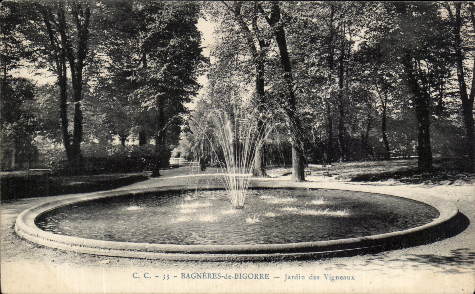 Bagnères-de-Bigorre — Jardin des Vigneaux — Fontaine