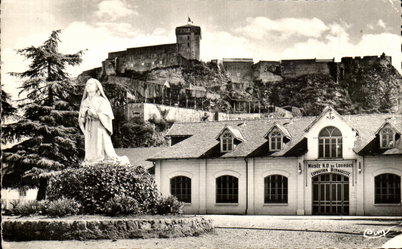 CPA Lourdes Sainte Bernadette le Musee de ND de Lourdes et le chateau fort