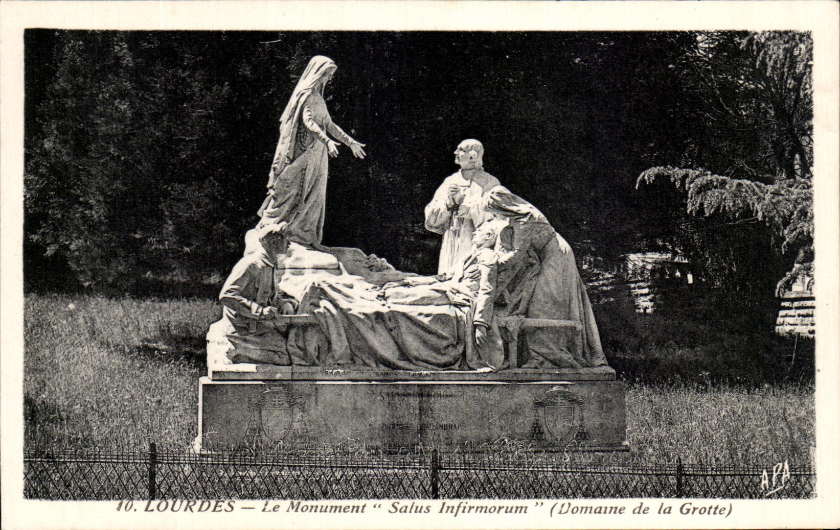 CPA Lourdes Le Monument Salus Infirmorum Domaine de la Grotte