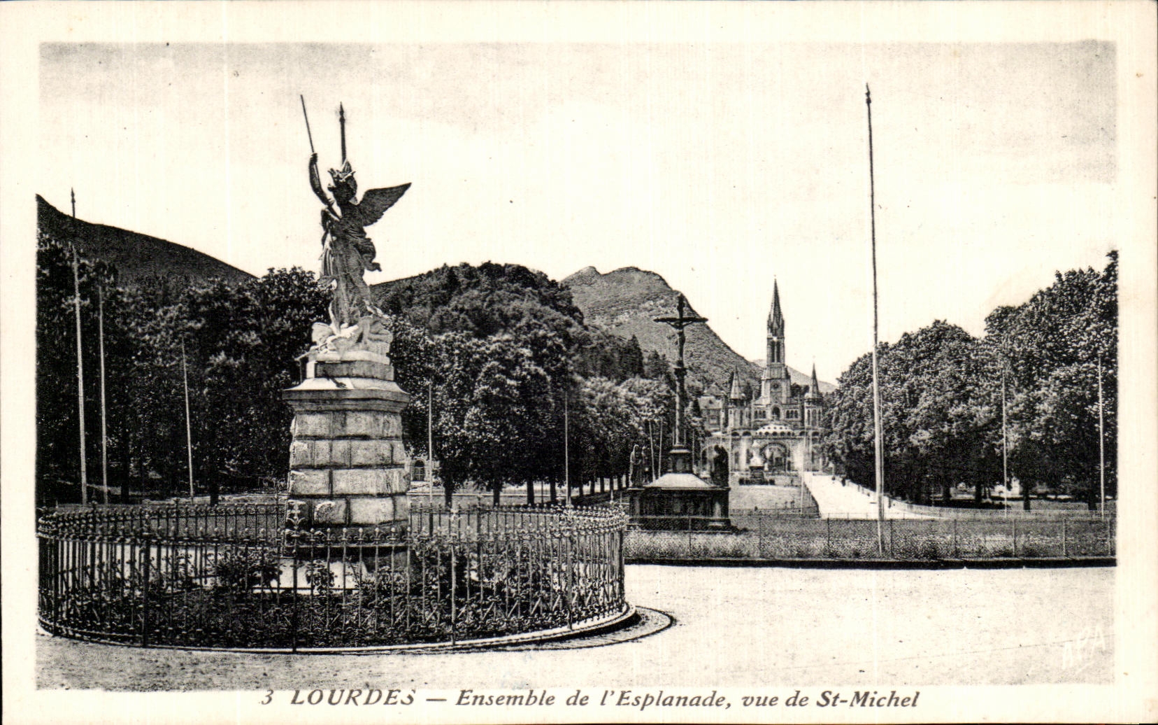 CPA Lourdes Ensemble de I'Esplanade vue de St Michel