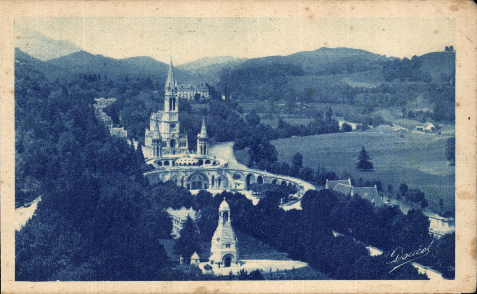 CPA Lourdes La Basilique et le Monument Interallie vus du Chateau fort