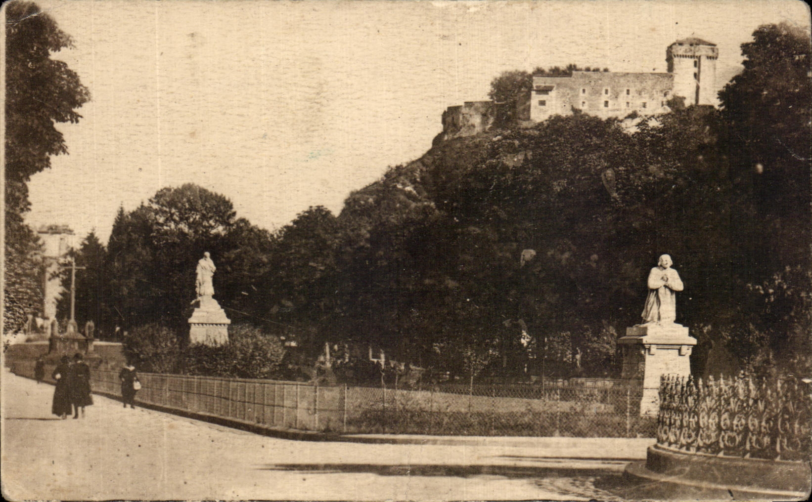 CPA Lourdes Le Chateau