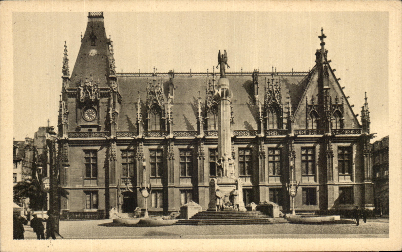 CPA Rouen Palais de Justice Monument de la Victoire Place du Marechal Foch