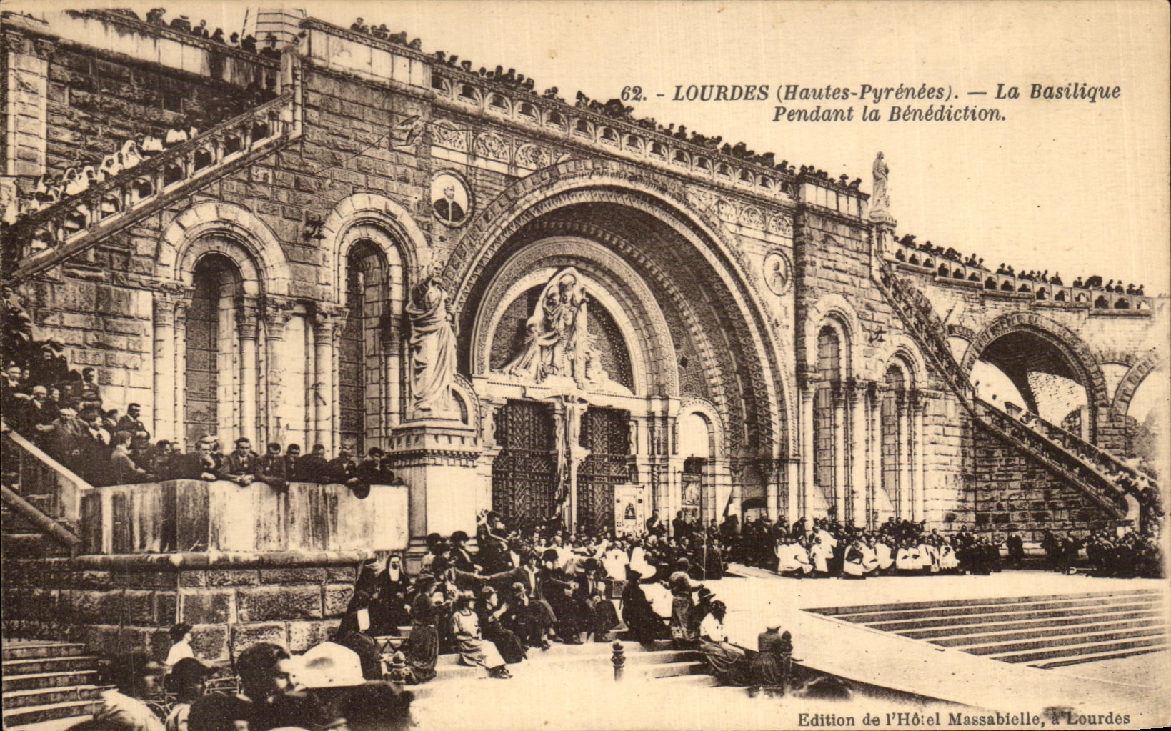 CPA Lourdes La Basilique et les Pyrenees pendant la Benediction