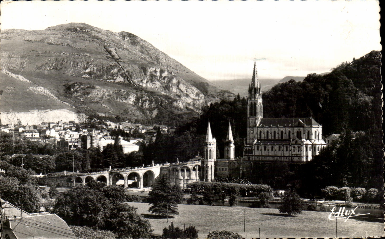 CPA Lourdes La Basilique et le Pic du Jer