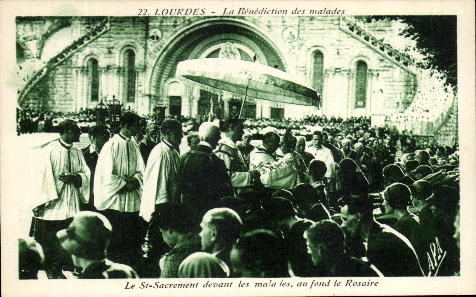 CPA Lourdes La Benediction des Malades Le Saint sacrement devant les malades au fond le rosaire 