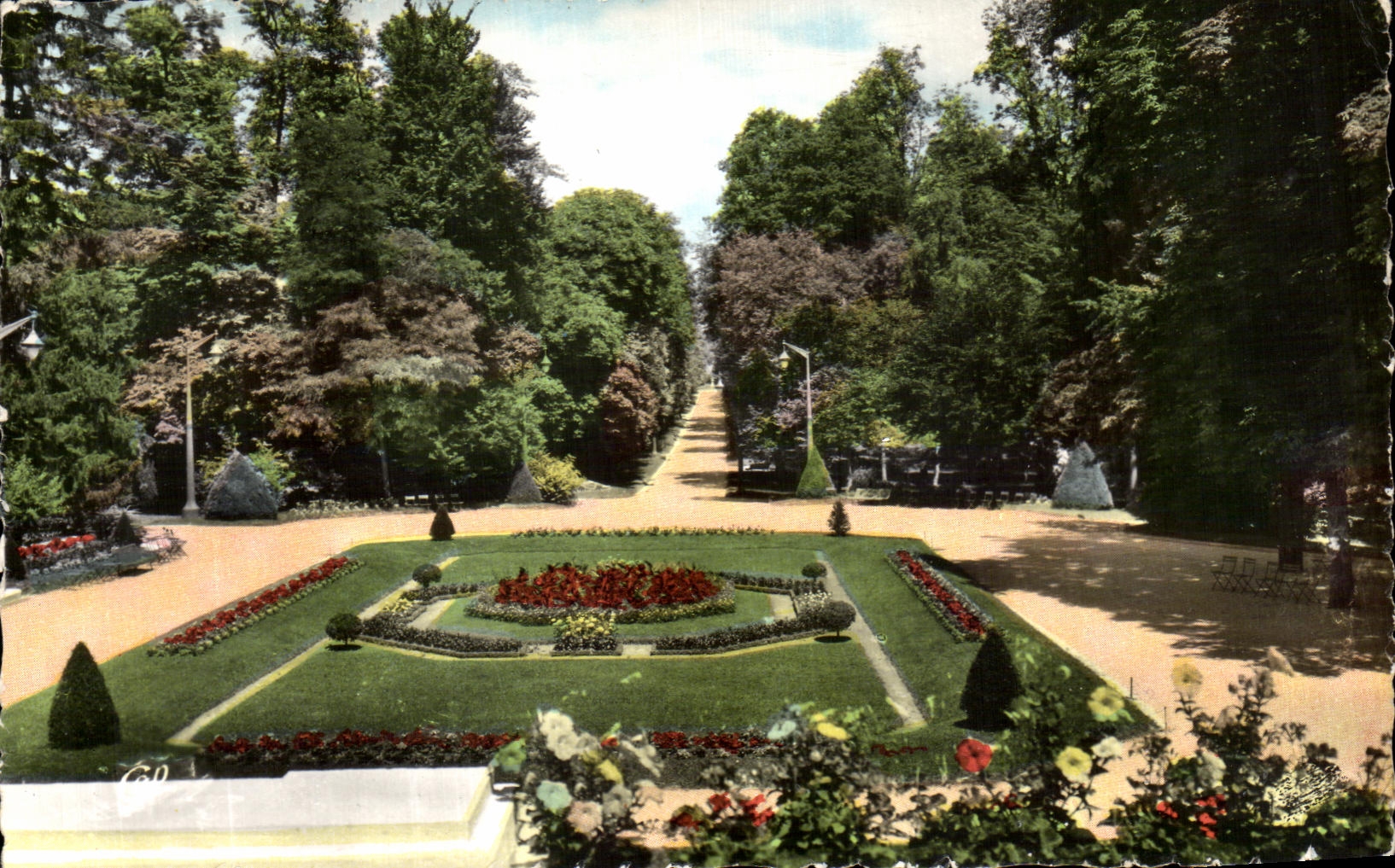 CPA Vittel Grande Allee devant le Casino