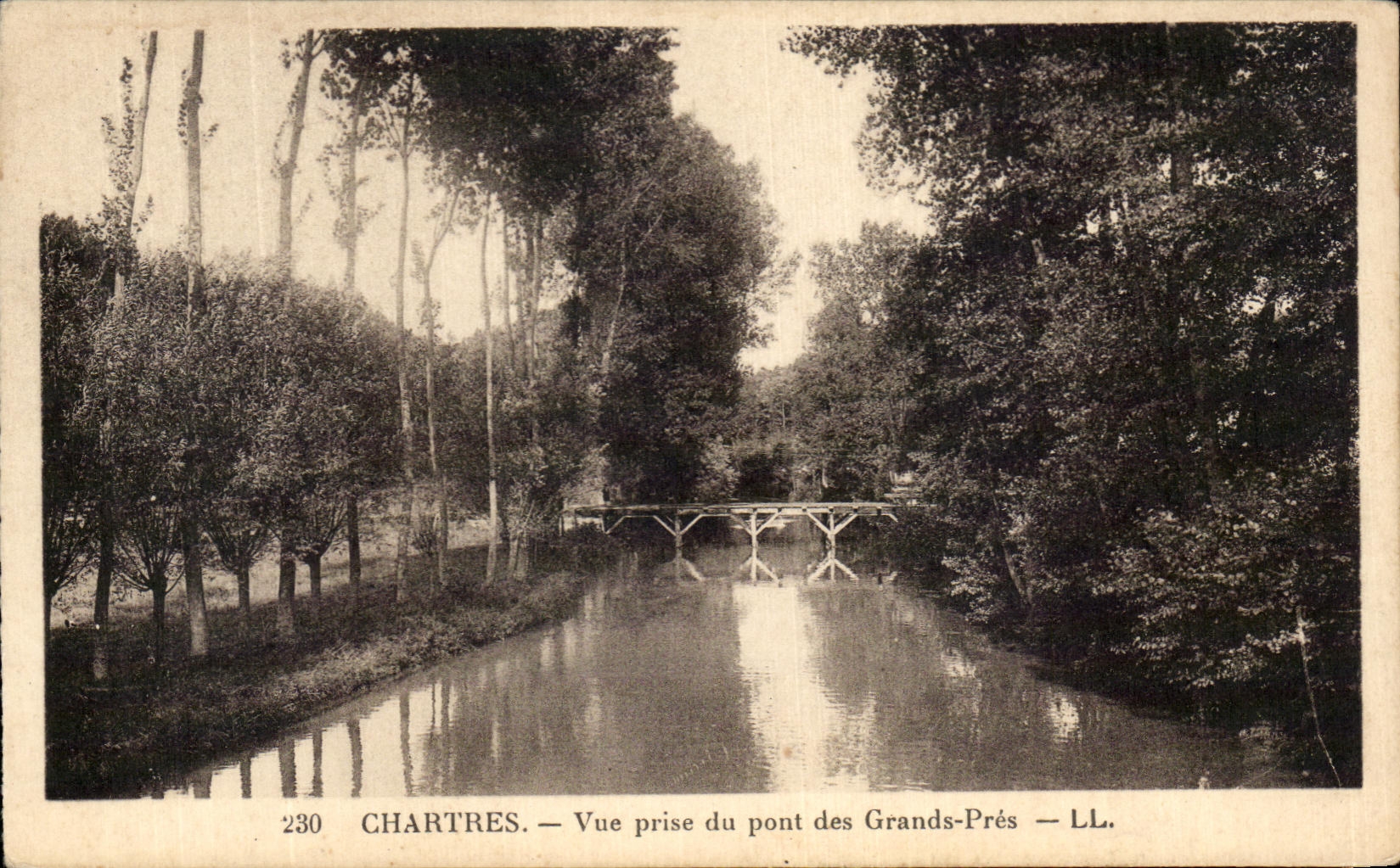 CPA Chartres Vue prise du pont des Grands Pres