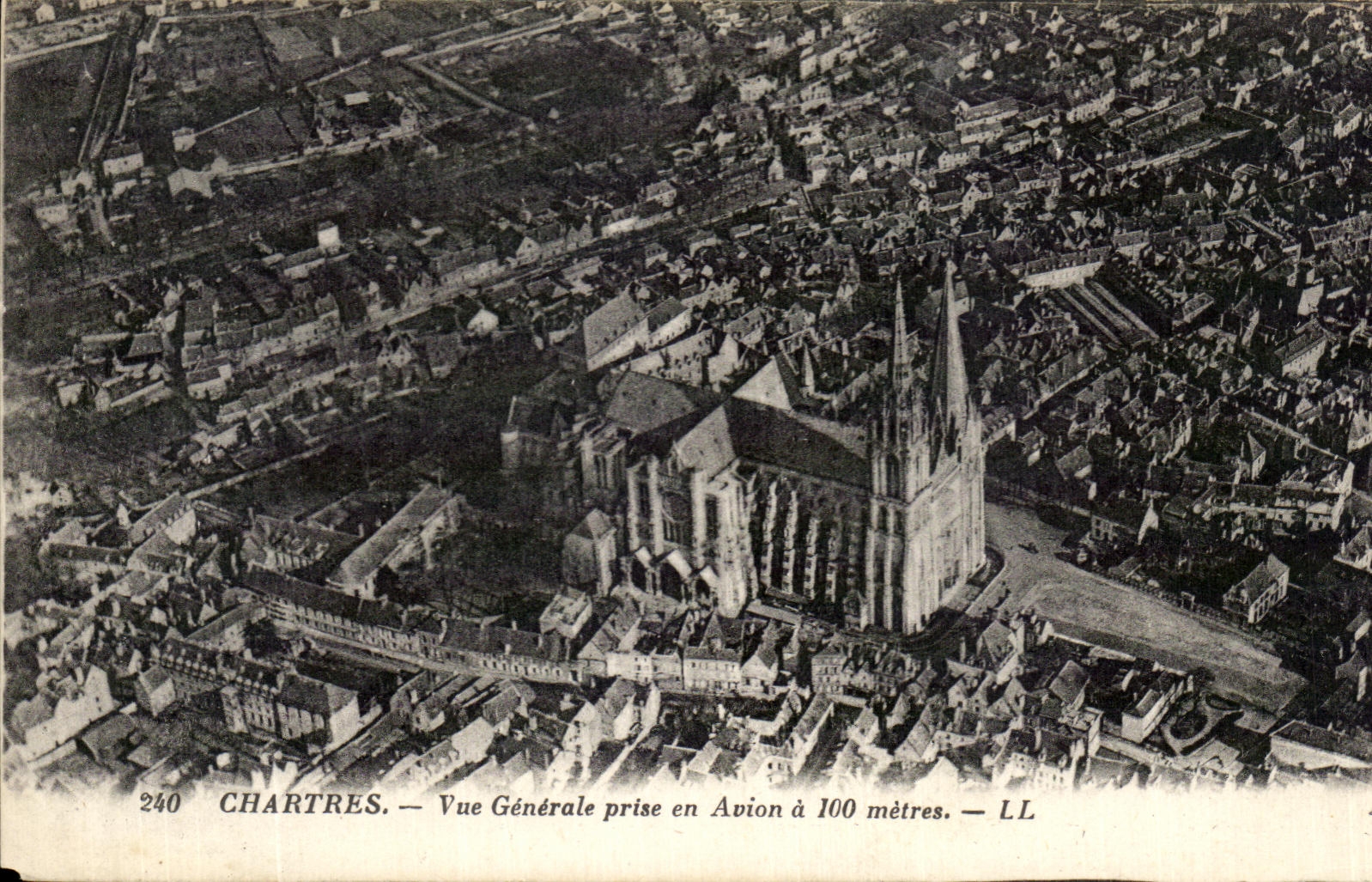 CPA Chartres Vue Generale prise en Avion a 100 metres