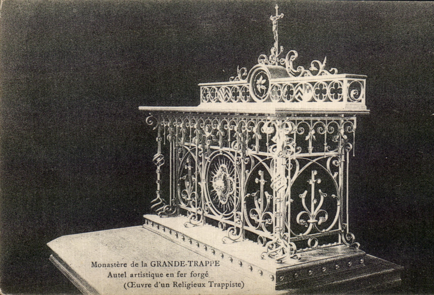 Autel artistique en fer forgé — Monastère de la Grande-Trappe — œuvre d'un religieux trappiste