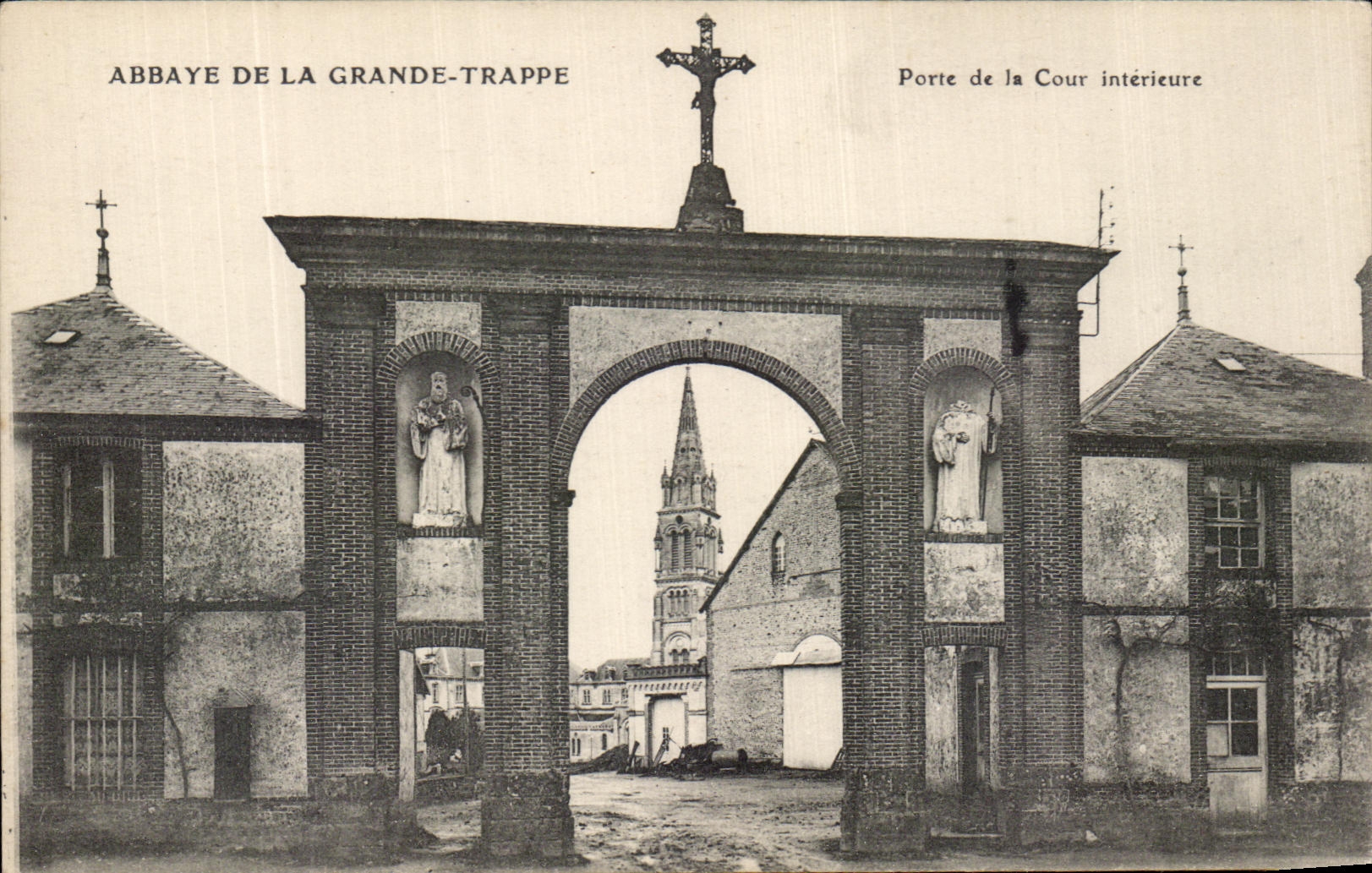 CPA Abbaye De La Grande Trappe Porte de la Cour Interieur
