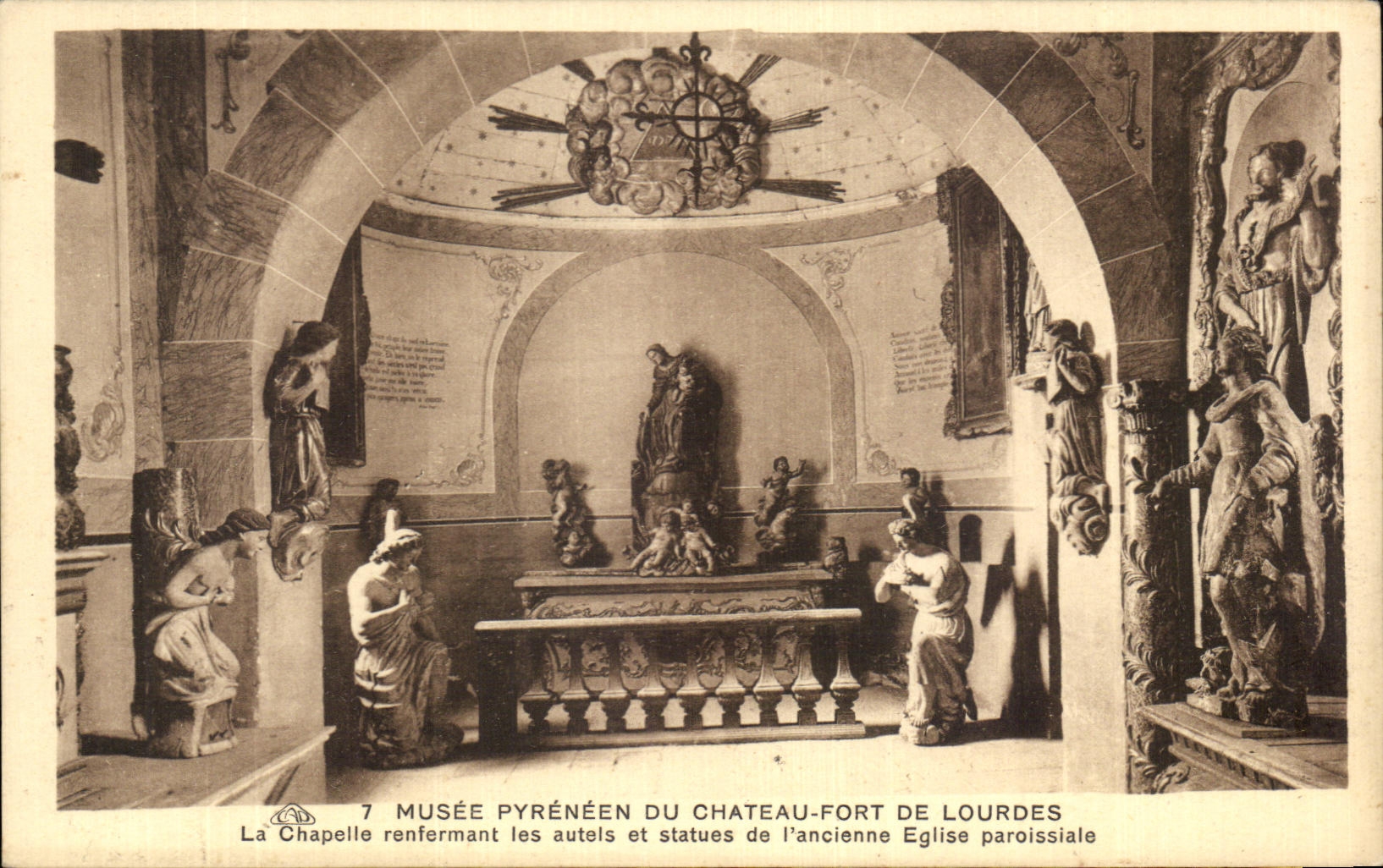CPA Musee Pyreneen Du Chateau Fort De Lourdes La Chapelle renfermant les autels et statues de l'ancienne eglise 