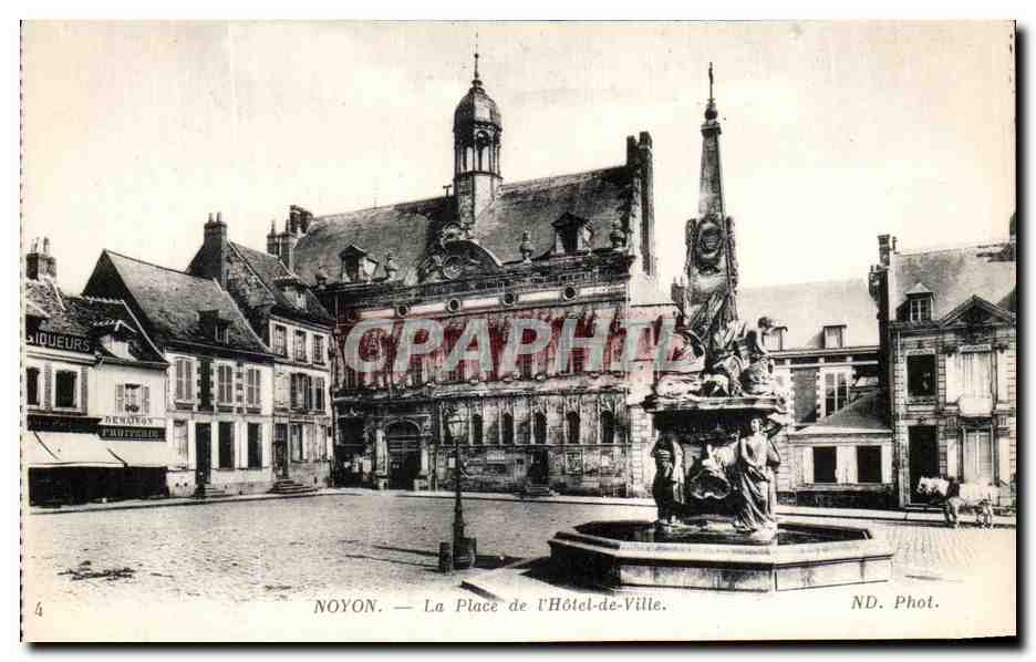 CPA Noyon La Place de I'Hotel de Ville