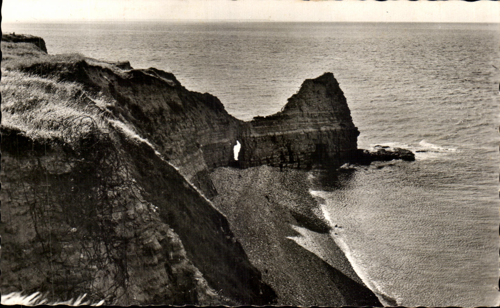 La Fameuse Pointe du Hac — Circuit des Plages de Débarquement — Éditeur : Photo Véritable, St-Prez-Édifice