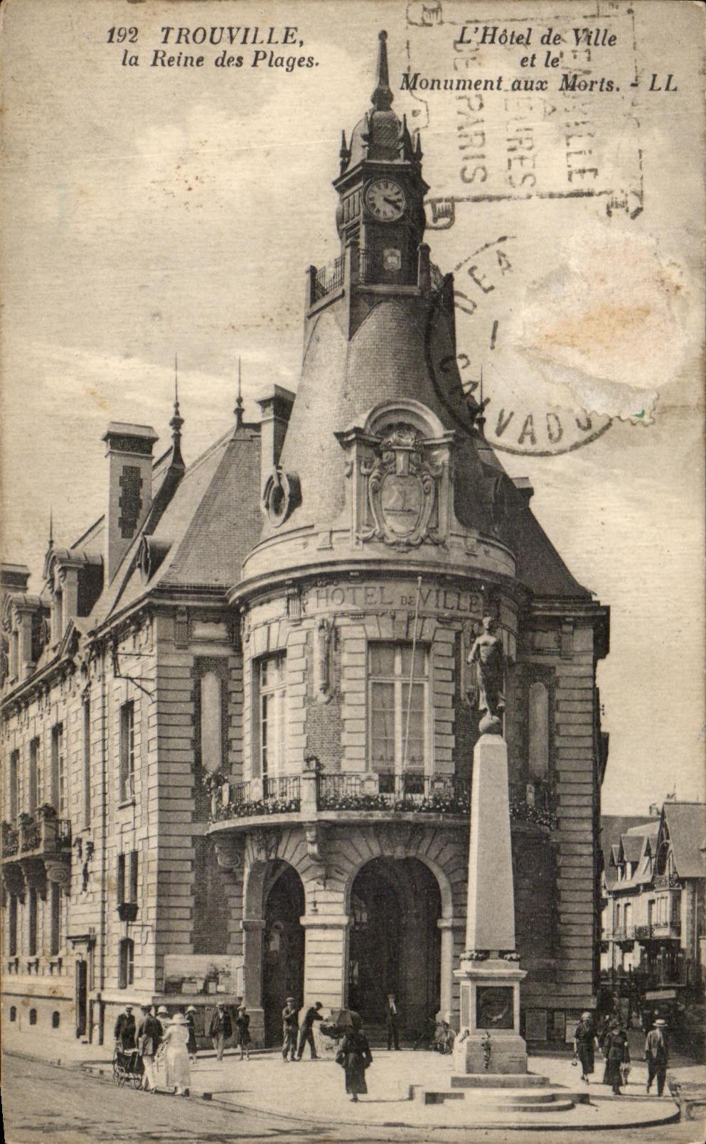 CPA Trouville la Reine des Plages Hotel de ville et le monument aux morts