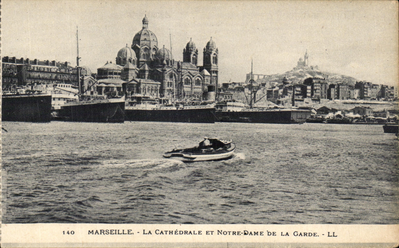 CPA Marseille La Cathedrale Et Notre Dame De La Garde Bateaux 