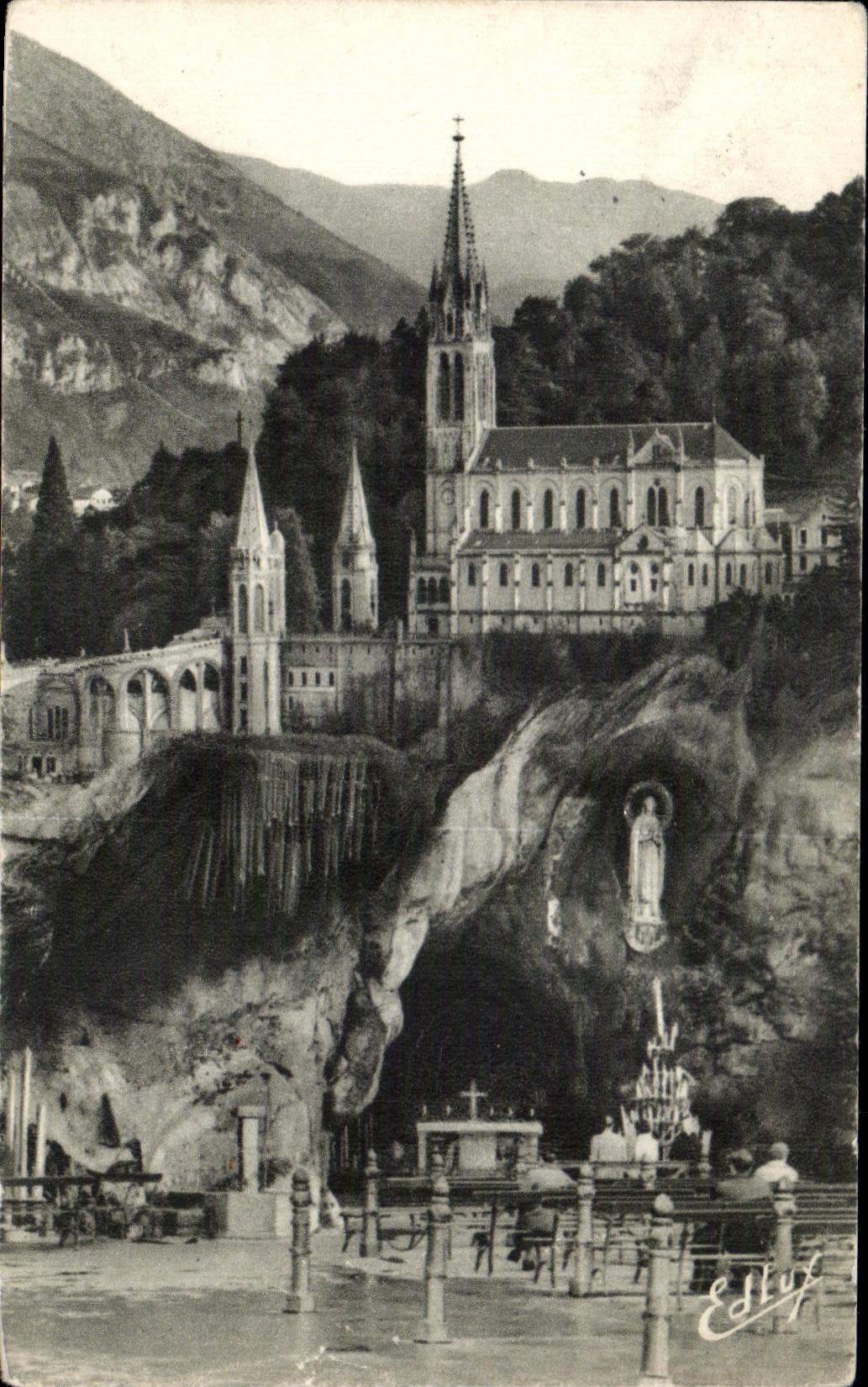 Lourdes — La Basilique et la Grotte Miraculeuse — Édition P. PELERINIADE