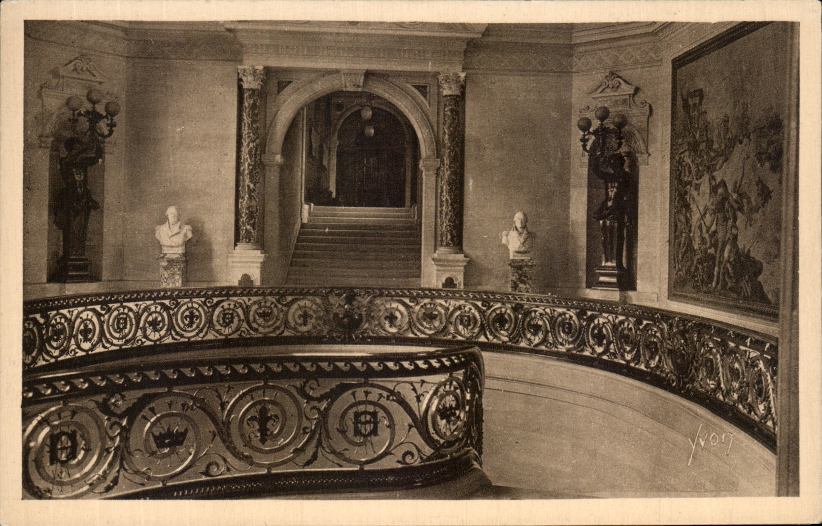 CPA Chateau De Chantilly Le Vestibule et L'Escalier d'honneur