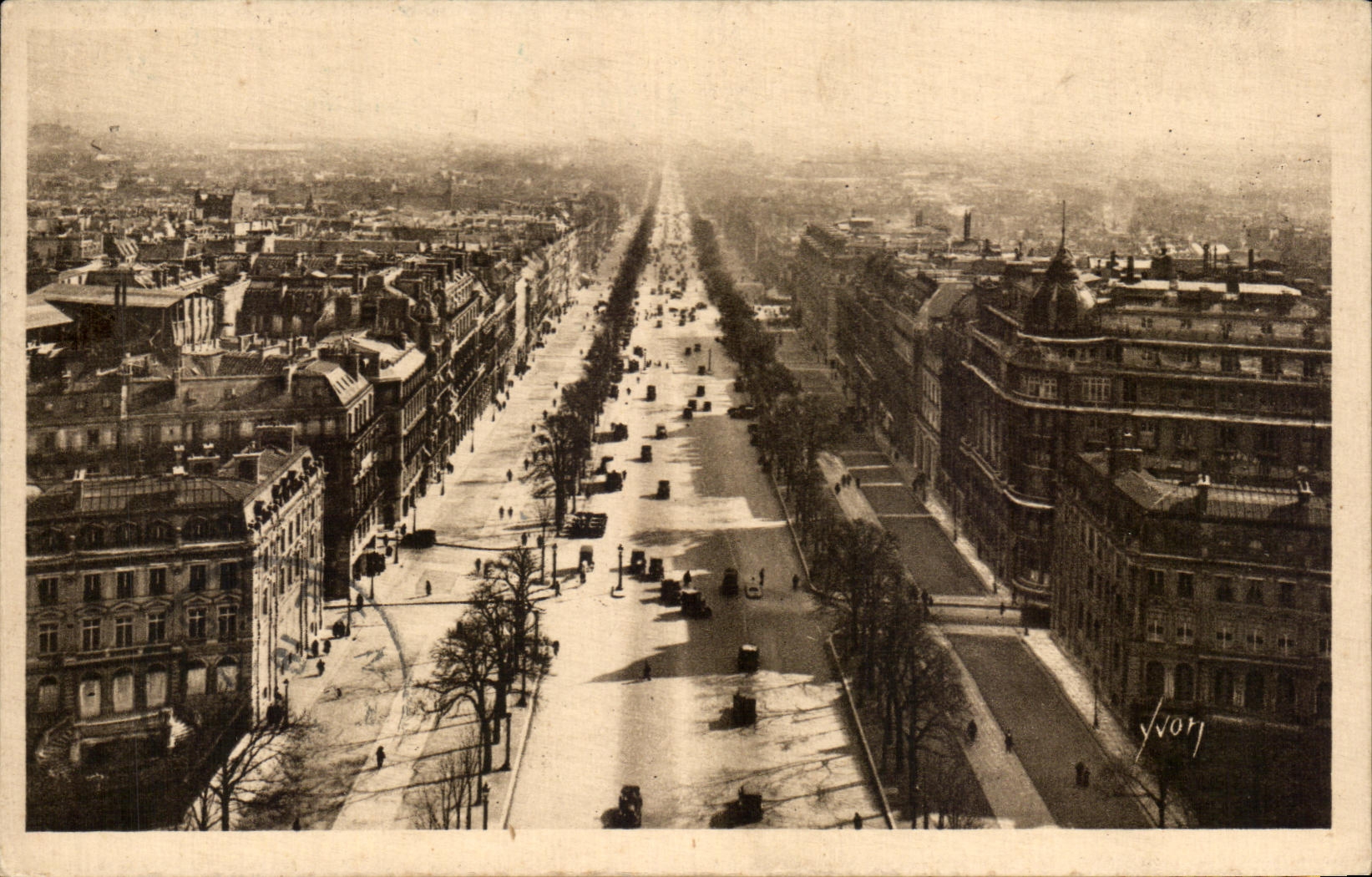 CPA Paris En Flanant L'Avenue des Champs Elysee vue de l'Arc de Triomphe