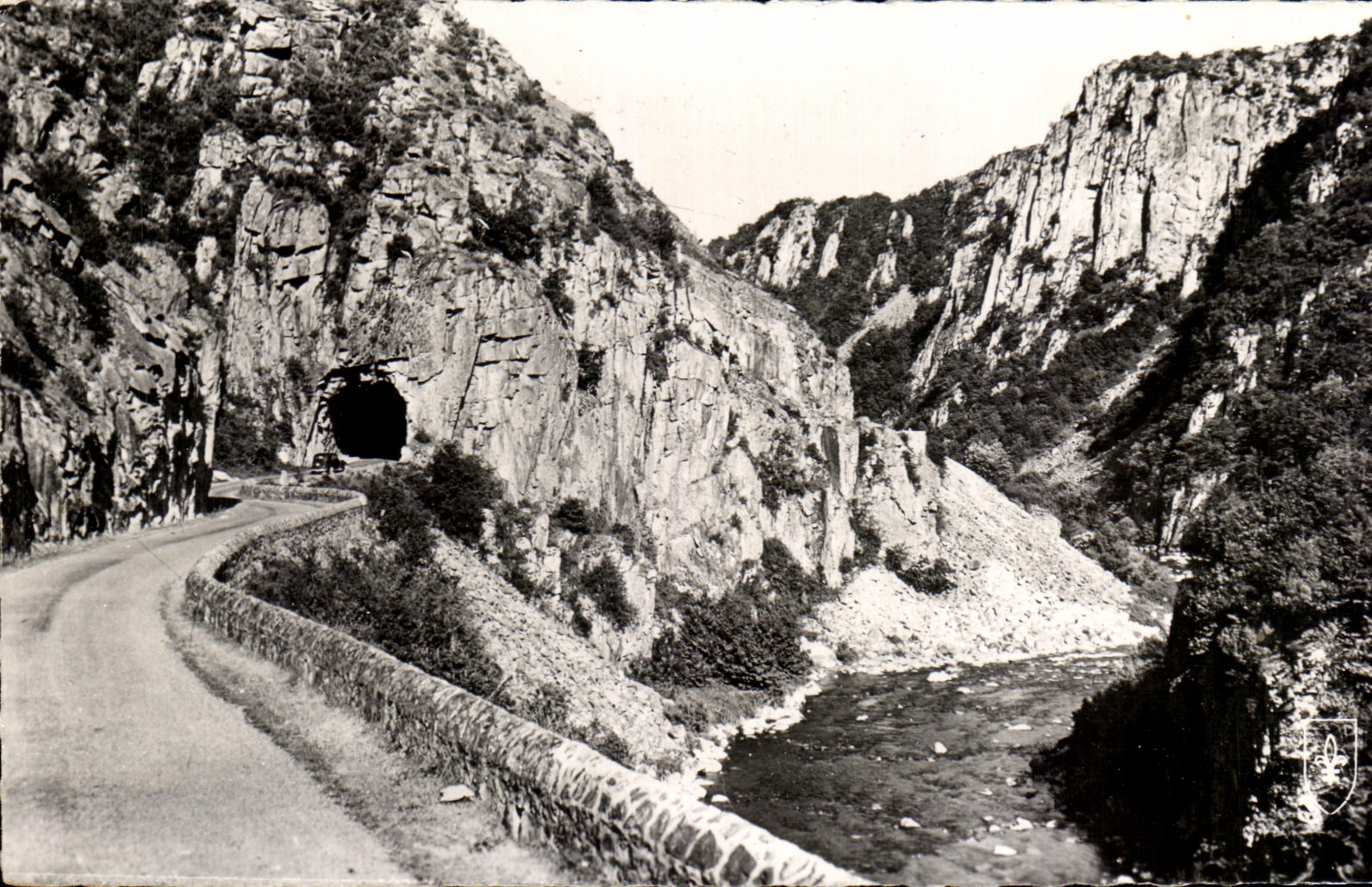 CPA La Vallee Pittoresque De La Sioule Le Tunnel Routier aux Gorges de Chouvigny