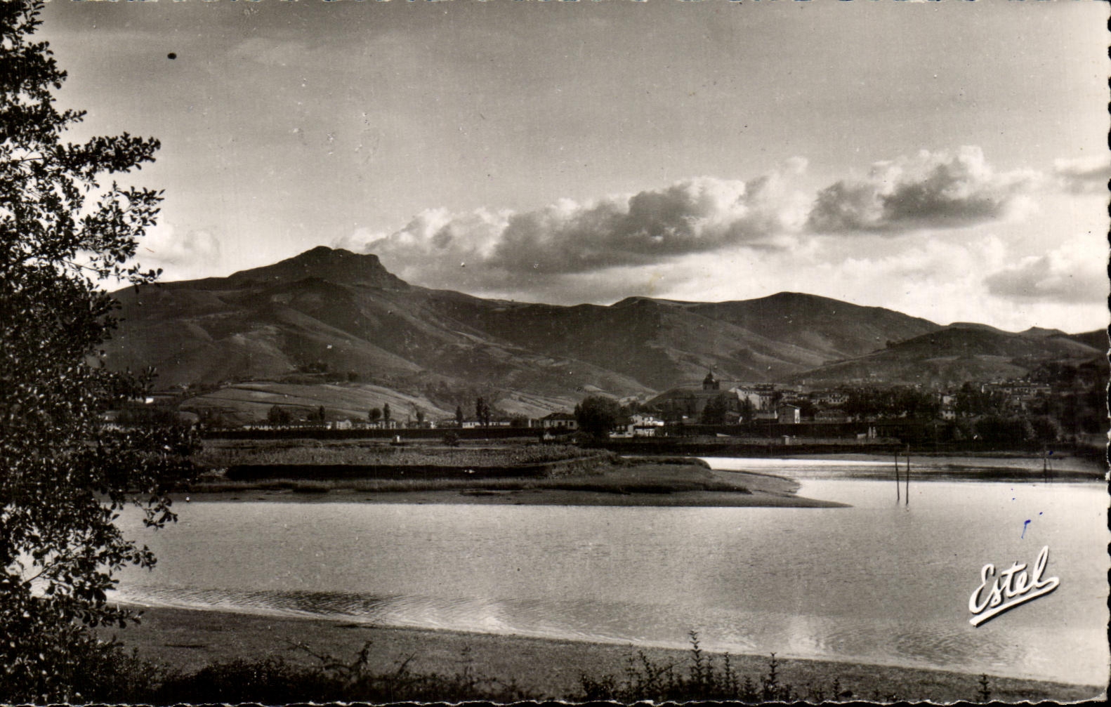 Frontière Franco-Espagnole - La Bidassoa et Irún (Espagne) vus de la rive française — Estel