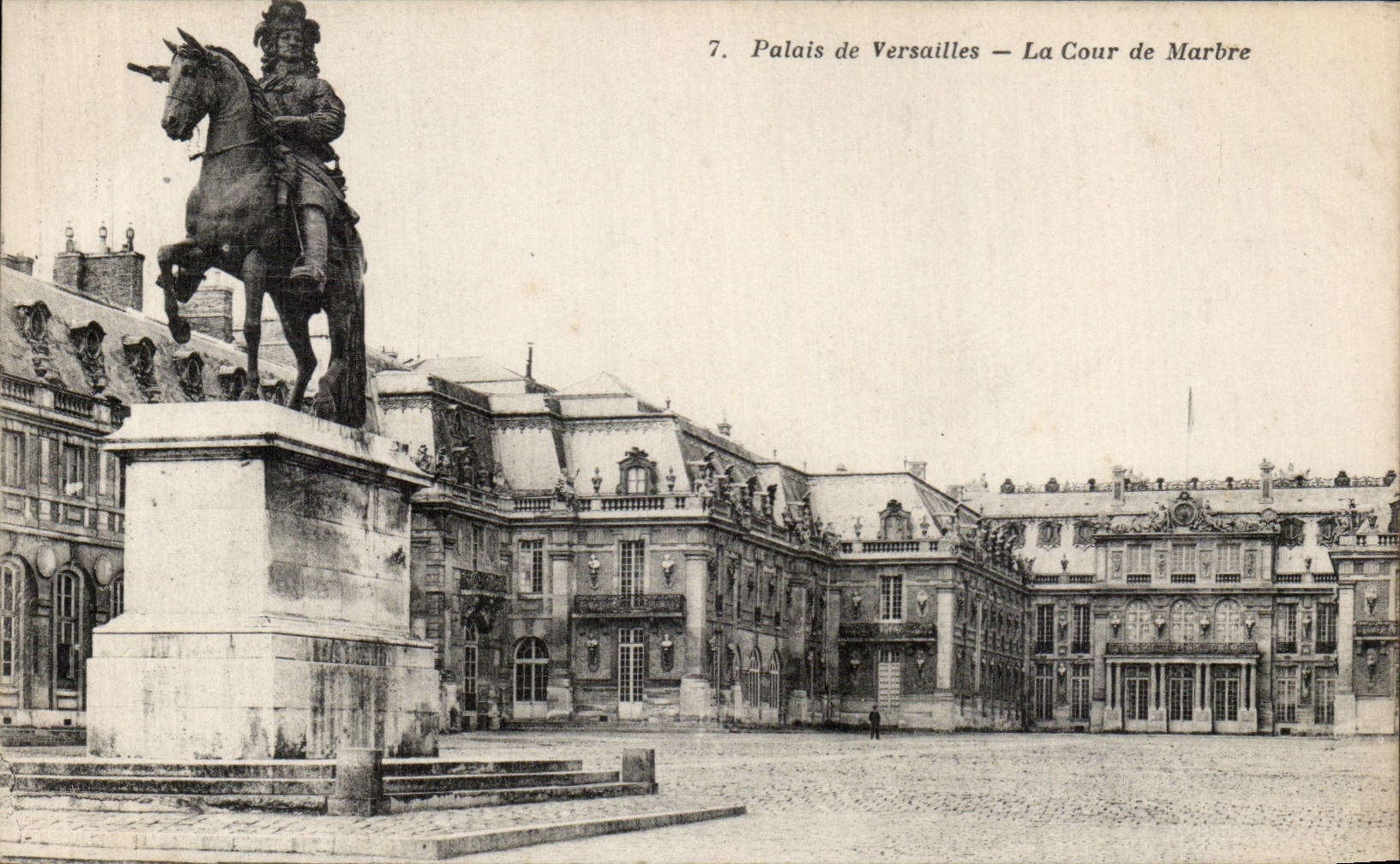 Palais de Versailles — La Cour de Marbre — Éditeur anonyme, n°7