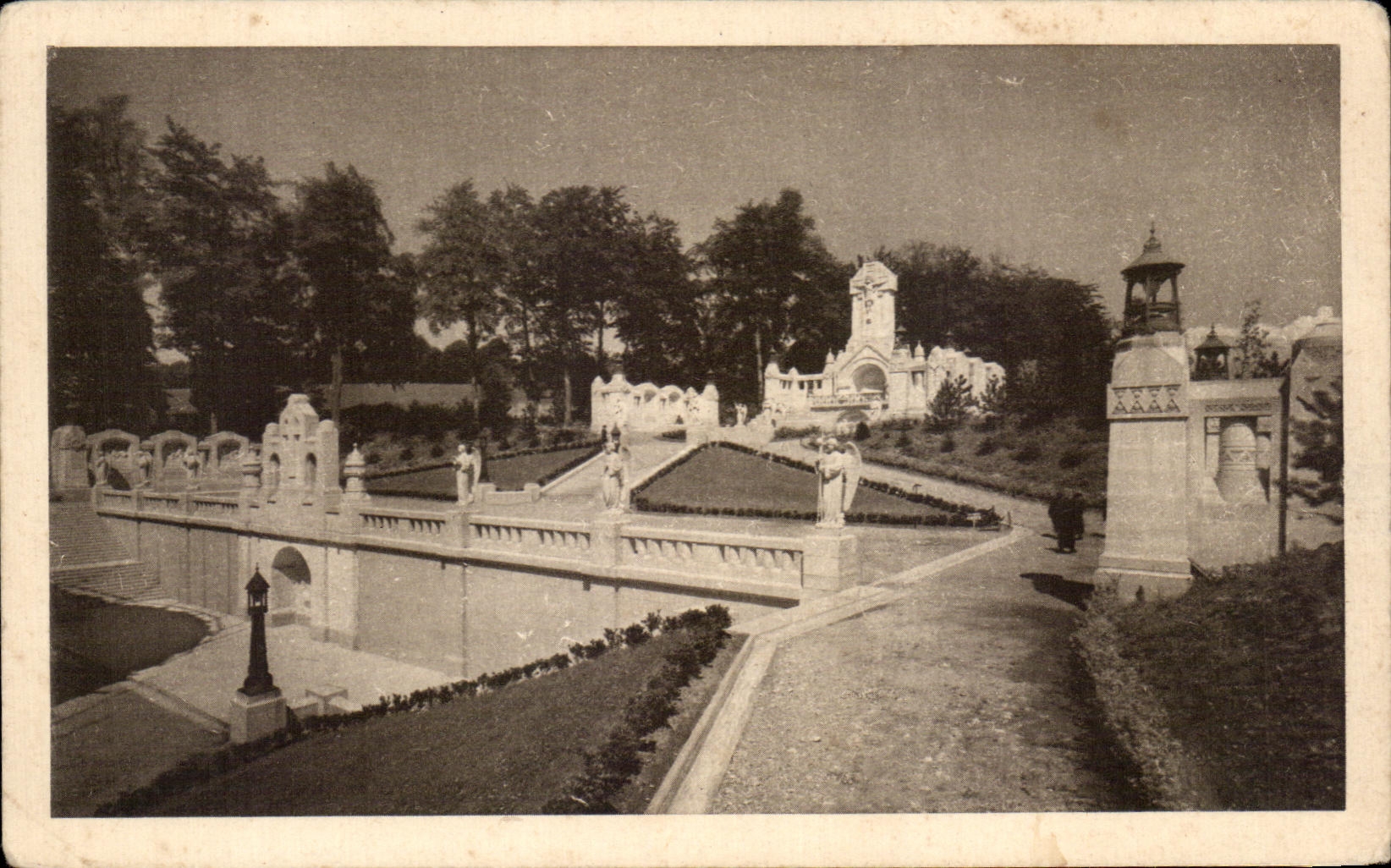 La Basilique de Lisieux — Chemin de Croix extérieur — Vue générale — Éditeur Draeger-Faris