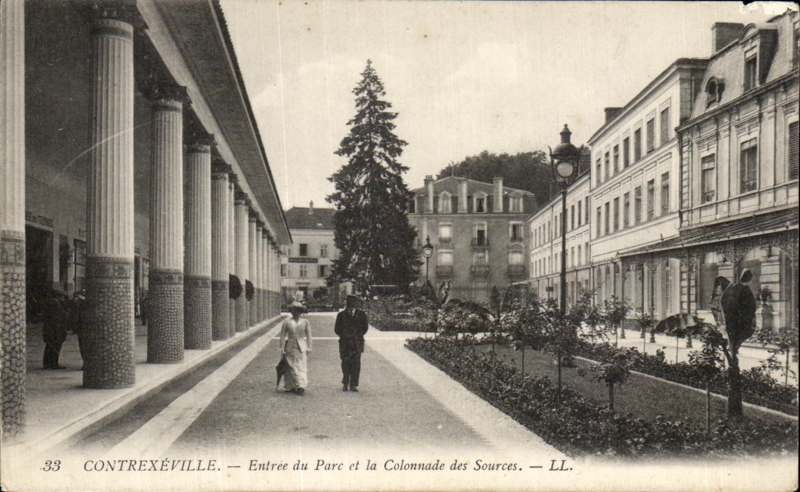 CPA Contrexeville Entree du Parc et la Colonnade des Sources