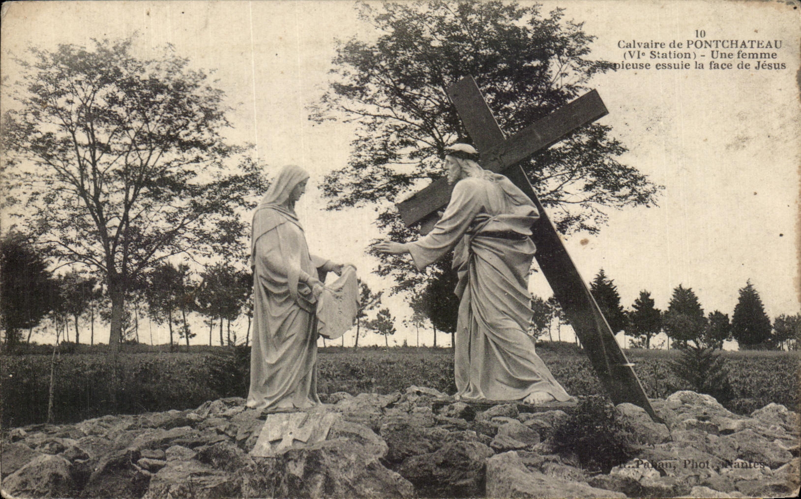 Calvaire de Pontchâteau — VIe Station — Une femme pieuse essuie la face de Jésus — Phot. Pahagn