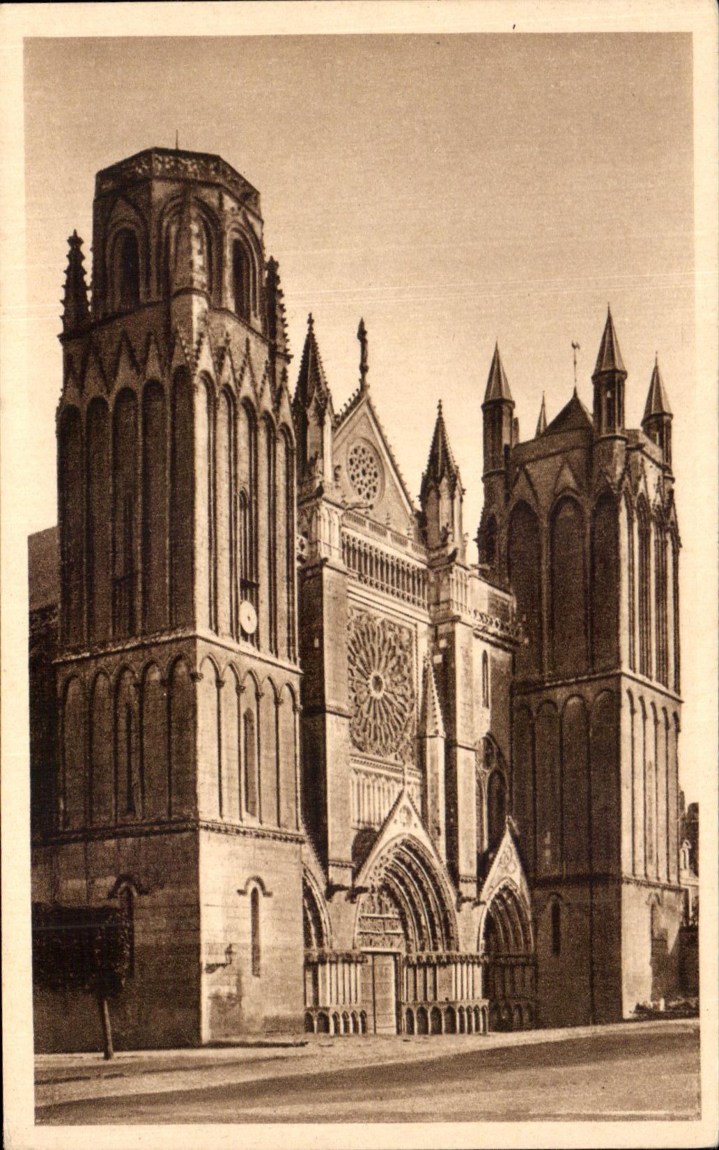 Poitiers — Cathédrale Saint-Pierre, vue prise du Nord — J. Rolouchon, photographie
