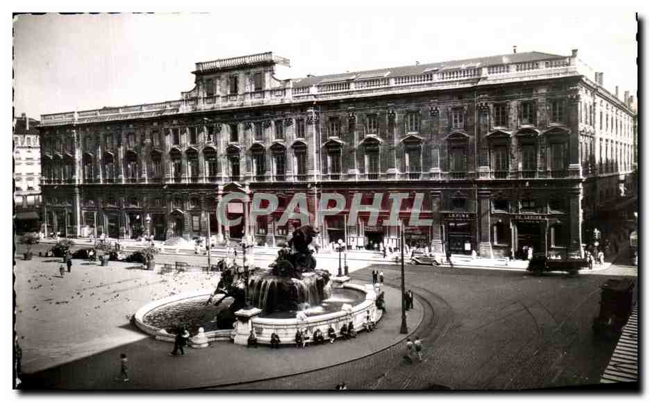 CPA Lyon Place des Terreaux Palais Saint Pierre