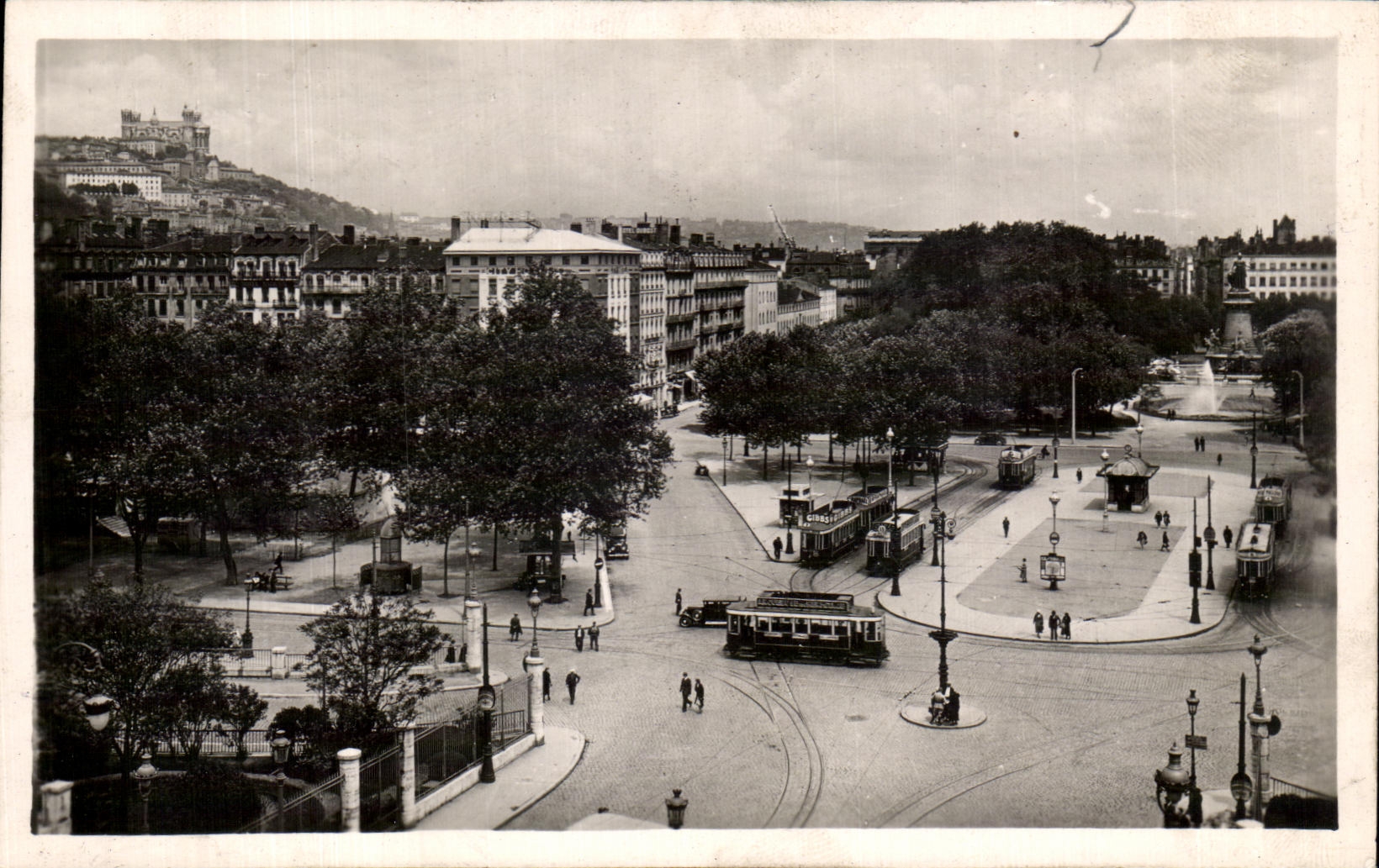 Place Carnot et Colline de Fourvière — Lyon — Les Éditions J. Cellard