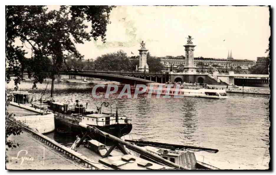 CPA Paris Le Pont Alexandre III et les berges de la Seine Peniche Bateau