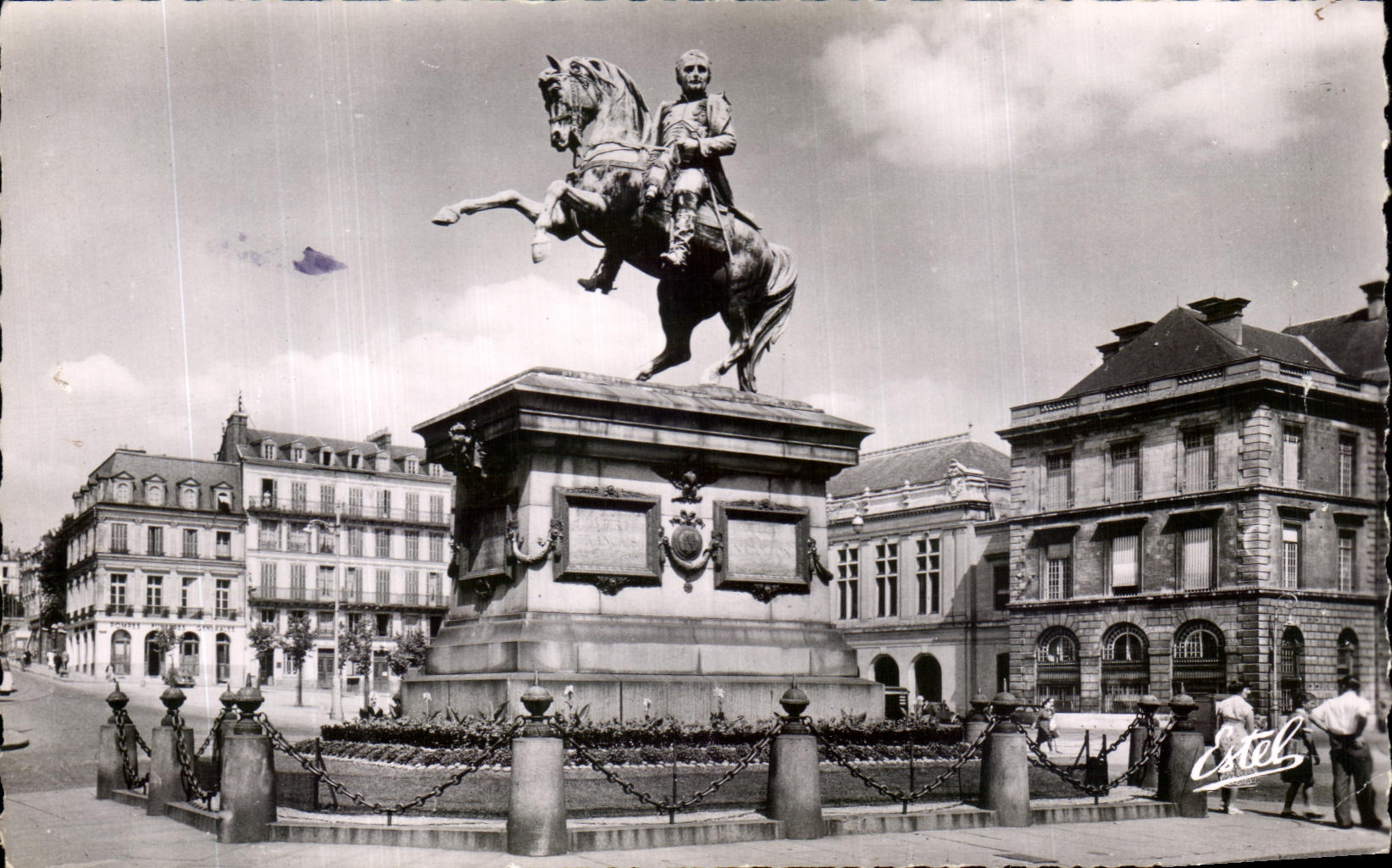 CPA Rouen Place du General de Gaulle Statue de Napoleon 1er