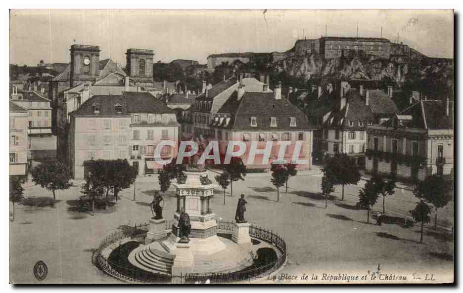 CPA La place de la Republique et le Chateau Belfort