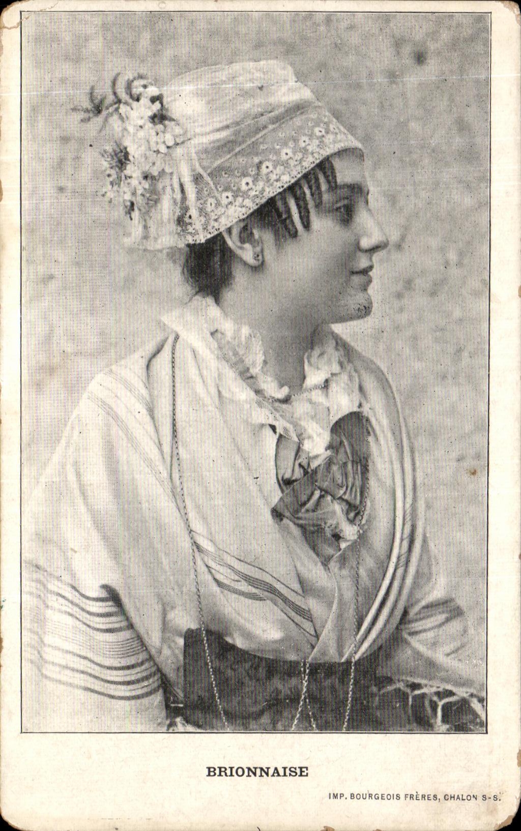 CPA Brionnaise Folklore Costume