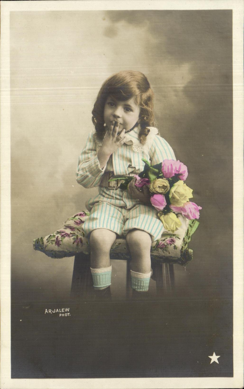 Kleine Mädchen mit Blumenbouquet — ARJALEW PHOT. — Serie Nr. 1095 - 2°