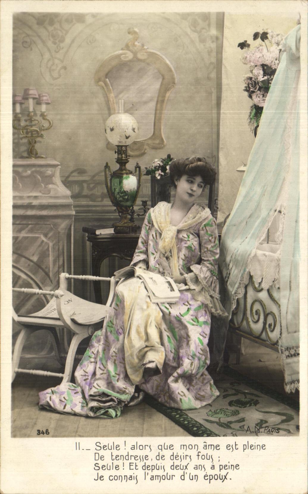 Jeune femme en robe fleurie — poème amoureux — A.N. Paris, n°346