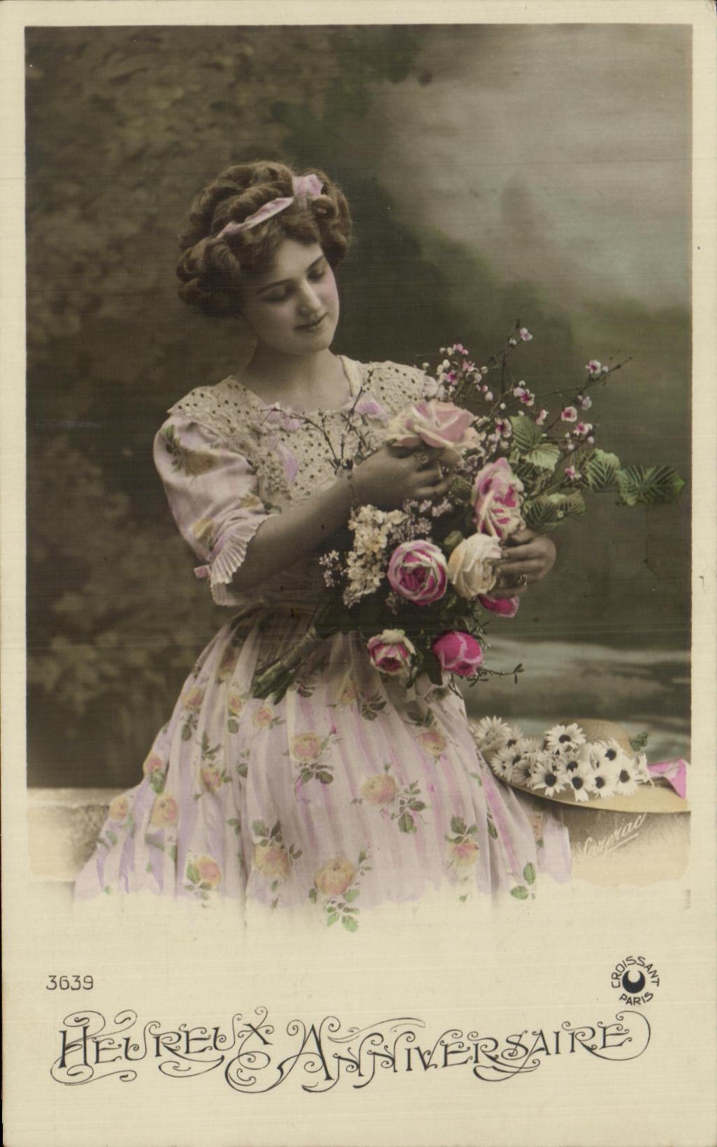 Jeune femme en robe fleurie tenant un bouquet — Heureux Anniversaire — Croissant Paris n°3639