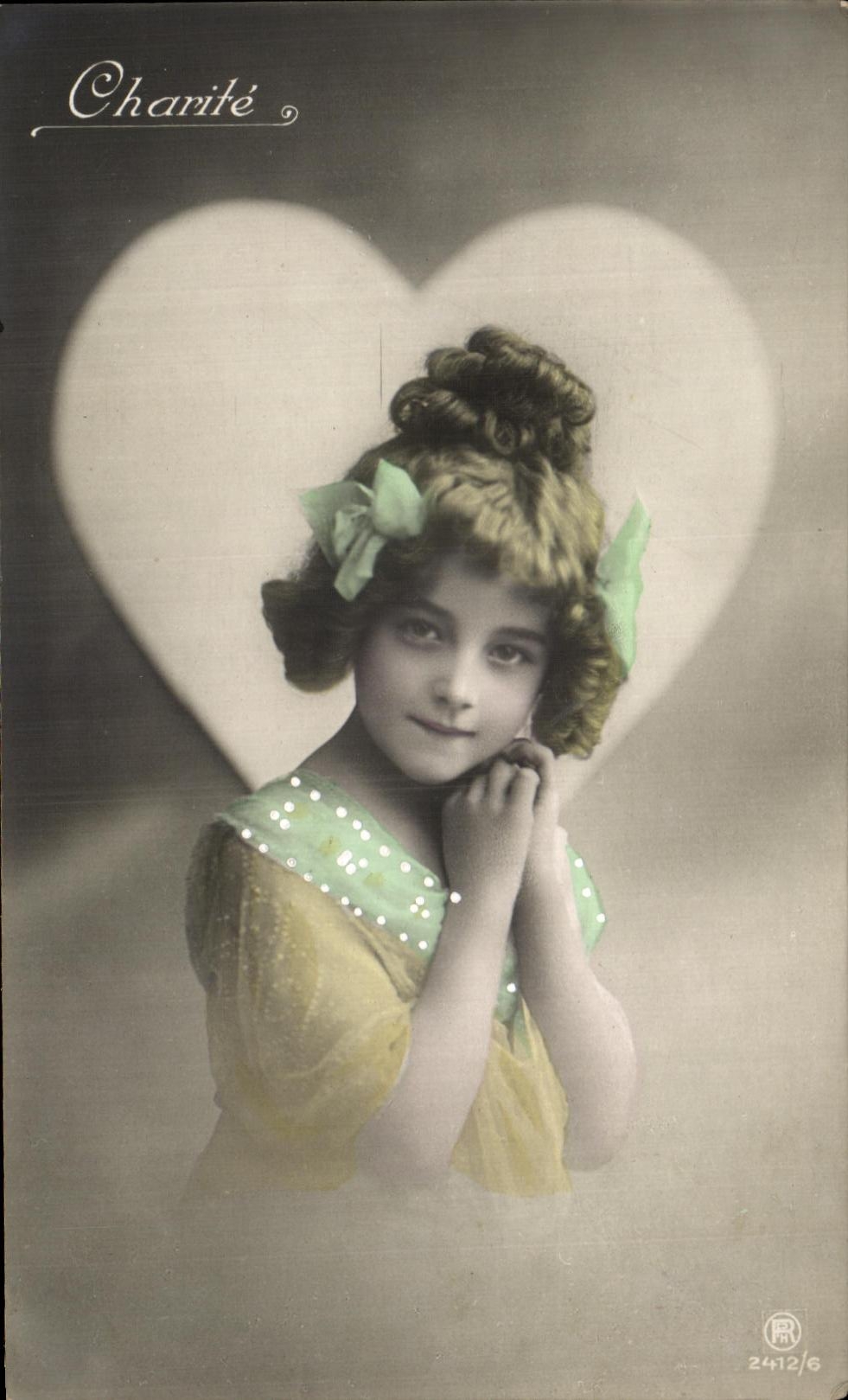 CPA Fantaisie Enfant Fille Coeur 