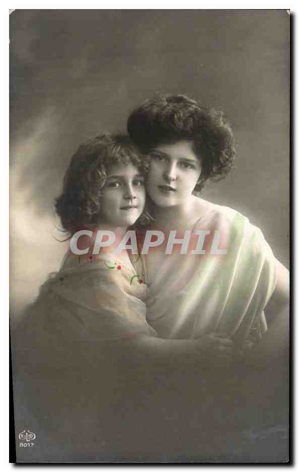 Deux jeunes femmes — portrait studio — Éditeur E. Lévy, n° 8017