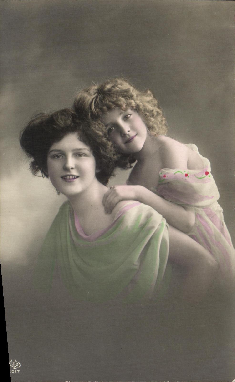 Deux jeunes femmes — studio photographique — éditeur CPAPHIL, n° de série non visible
