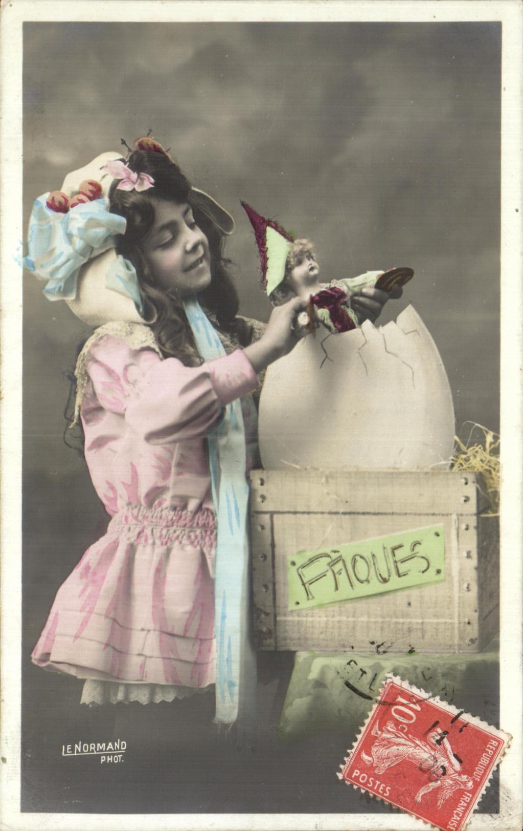 CPA Fantaisie Enfant Marionnettes Paques Oeuf