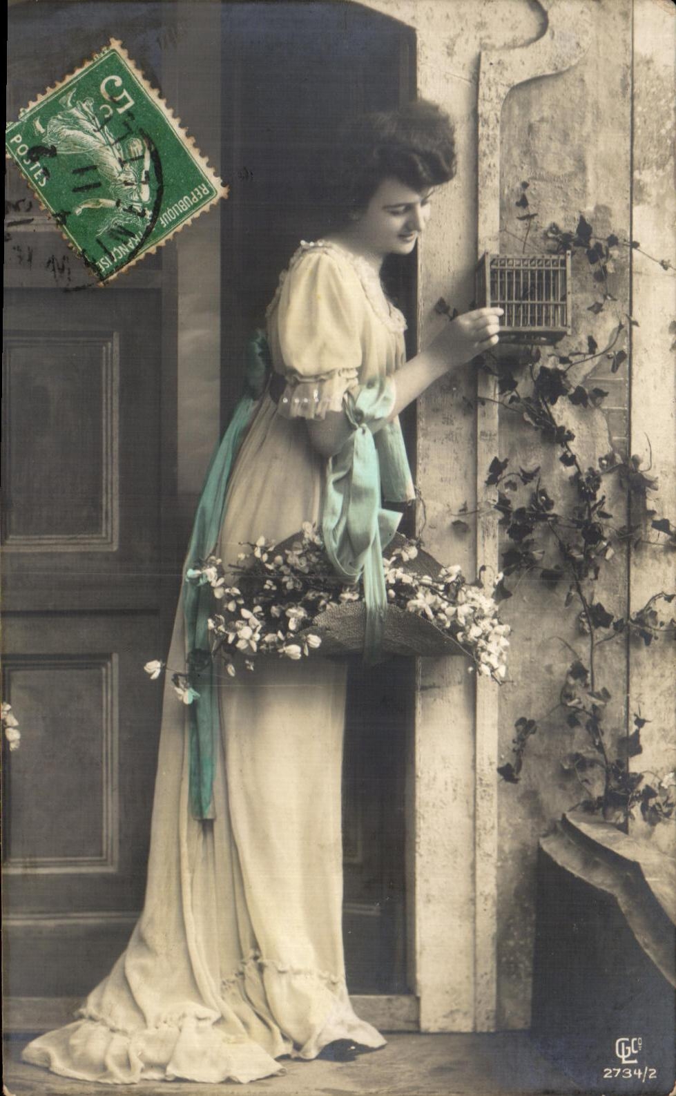 Jeune femme avec oiseau en cage — scène de jardin — éditeur C.C.S. n°2734/2